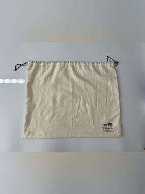 Coach Drawstring Satin Dust Bag
Cream
Carriage
EST. 1941
Purse
Handbag
Storage
